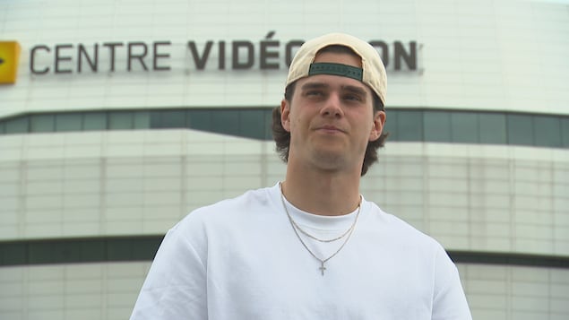 L'attaquant québécois Théo Rochette devant le Centre Vidéotron