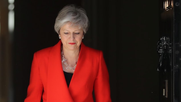 La première ministre du Royaume-Uni Theresa May franchit la porte de sa résidence officielle à Londres.