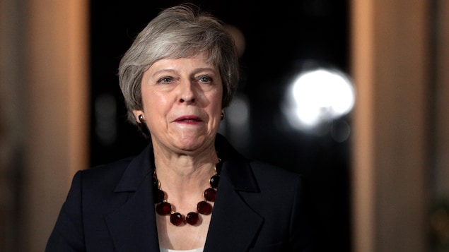 Theresa May fait une déclaration devant sa résidence officielle.