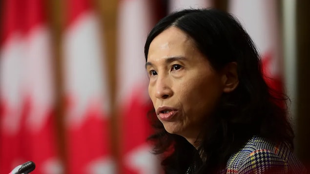 Nagsasalita si Dr. Theresa Tam sa mikropono.