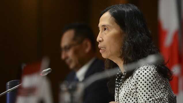 L'administratrice en chef de la santé publique du Canada, la docteure Theresa Tam, assise durant une conférence de presse.