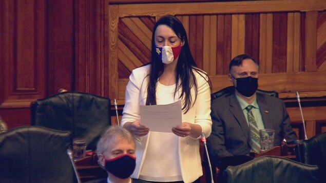 Isabelle Thériault prononce une allocution à l'Assemblée législative.