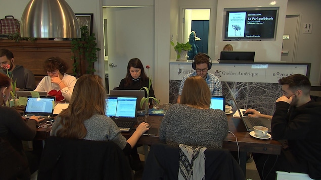 Des étudiants attablés au café Thèsez-vous