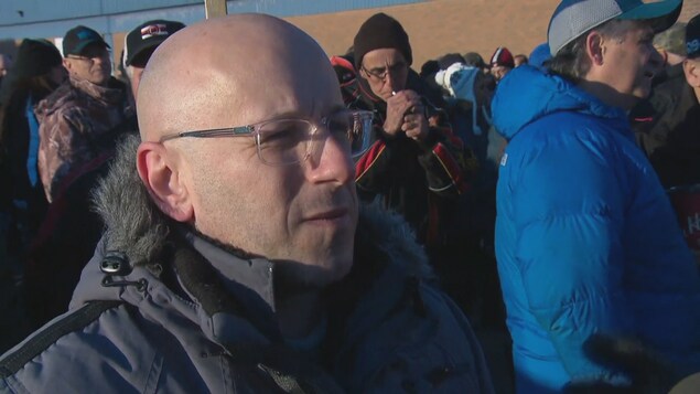 Fernand Thibodeau en entrevue au milieu des manifestants Fernand Thibodeau en entrevue au milieu des manifestants