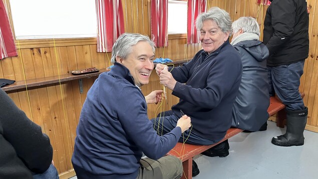 Deux hommes politiques dans une cabane de pêche aux poulamons, à Sainte-Anne-de-la-Pérade.