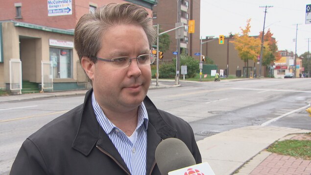 Un homme en entrevue au micro de Radio-Canada sur le trottoir. Un homme en entrevue au micro de Radio-Canada sur le trottoir.