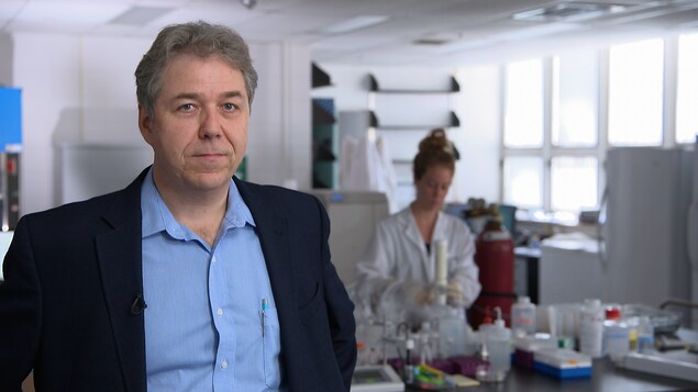Portrait dans son laboratoire de Marc Amyot, écotoxicologue et titulaire de la Chaire de recherche du Canada en Écotoxicologie et changements mondiaux de l’Université de Montréal. Portrait dans son laboratoire de Marc Amyot, écotoxicologue et titulaire de la Chaire de recherche du Canada en Écotoxicologie et changements mondiaux de l’Université de Montréal.