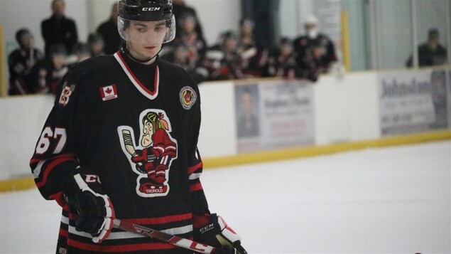 Un joueur des Blackhawks de Thorold porte un chandail montrant l'ancien logo de l'équipe. Un joueur des Blackhawks de Thorold porte un chandail montrant l'ancien logo de l'équipe.