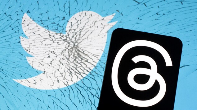 Une illustration montre le logo de Twitter fracassé à l'arrière, avec à l'avant le logo de Threads.