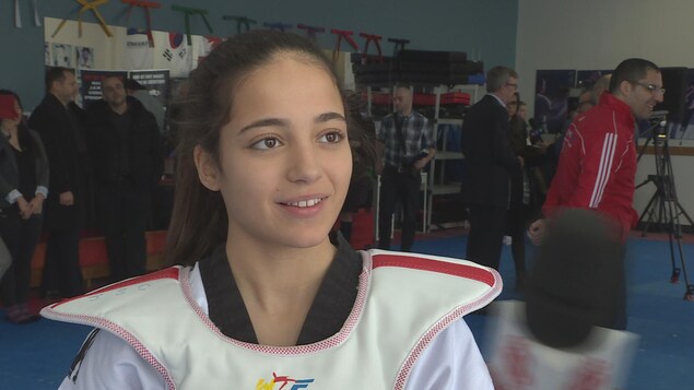 La jeune fille sourit à la caméra dans une salle d'entraînement de l'école La jeune fille sourit à la caméra dans une salle d'entraînement de l'école