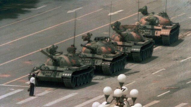 La célèbre photo de Jeff Widener sur place Place Tian'anmen, à Pékin, le 5 juin 1989