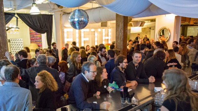 Plusieurs personnes dans un bar Plusieurs personnes dans un bar