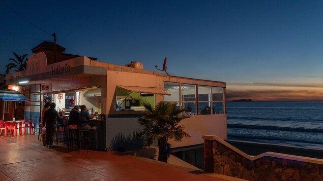 Des clients dans un bar, qui donne sur une plage à Tijuana au Mexique. Des clients dans un bar, qui donne sur une plage à Tijuana au Mexique.