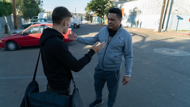 L'entraîneur de boxe Raoul Perez discute avec quelqu'un dans les rues de Tijuana. L'entraîneur de boxe Raoul Perez discute avec quelqu'un dans les rues de Tijuana.