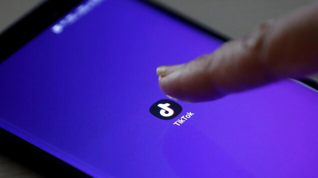 Le logo de l'application TikTok visible sur l'écran d'un téléphone cellulaire.