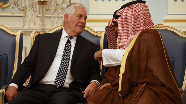 Le secrétaire d'État américain Rex Tillerson assis et discutant avec le conseiller spécial du ministre saoudien de la Défense, le prince Mohammed Bin Salman Le secrétaire d'État américain Rex Tillerson assis et discutant avec le conseiller spécial du ministre saoudien de la Défense, le prince Mohammed Bin Salman