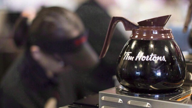 Gros plan sur une cafetière Tim Hortons Gros plan sur une cafetière Tim Hortons