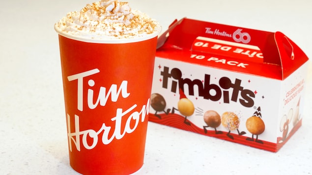 Un café de Tim Hortons ainsi qu'un emballage de Timbits.
