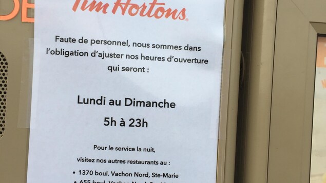 Le Tim Hortons de Saint-Lambert-de-Lauzon a réduit ses heures de service à la clientèle. Le Tim Hortons de Saint-Lambert-de-Lauzon a réduit ses heures de service à la clientèle.