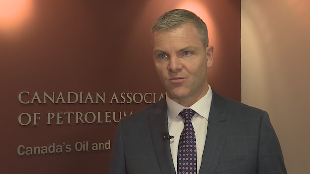 Tim McMillan accord une entrevue dans les bureaux de son association. Tim McMillan accord une entrevue dans les bureaux de son association.