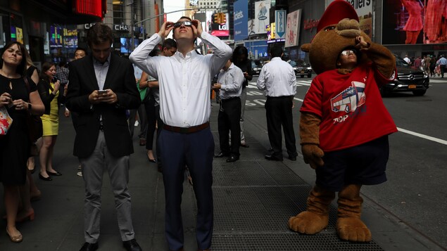 Nombreux étaient ceux à sortir dans la rue à Times Square, à New York, pour observer le phénomène rarissime. Nombreux étaient ceux à sortir dans la rue à Times Square, à New York, pour observer le phénomène rarissime.