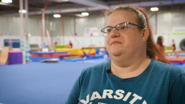 Tina Caderma, la fondatrice en pleine entrevue avec Radio-Canada dans un gymnase avec des filles qui pratique en arrière-plan. Tina Caderma, la fondatrice en pleine entrevue avec Radio-Canada dans un gymnase avec des filles qui pratique en arrière-plan.