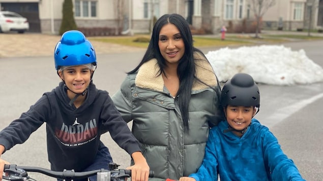 Une mère sikh crée des casques de vélo adaptés pour ses enfants