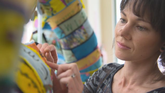 Tina Struthers travaille sur une installation textile permanente intérieure réalisée avec 1500 citoyens en 2014. Tina Struthers travaille sur une installation textile permanente intérieure réalisée avec 1500 citoyens en 2014.