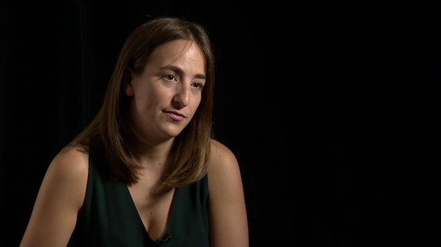 Tina Tenneriello parle en entrevue devant un fond noir. Tina Tenneriello parle en entrevue devant un fond noir.