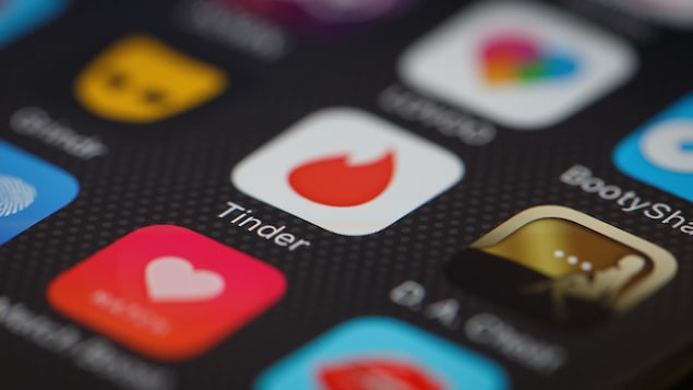 L'icône de l'application mobile Tinder sur un écran de téléphone cellulaire. 