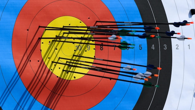 Plusieurs flèches dans une cible lors d'une compétition de tir à l'arc.