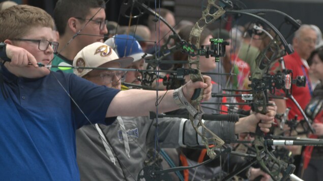 Des jeunes qui tirent à l'arc lors du championnat de tir à l'arc 3D en salle de 2023 en Alberta en mars 2023.
