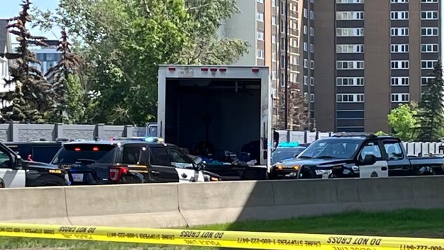 Des véhicules de police sur le lieu d'un incident grave à Calgary.