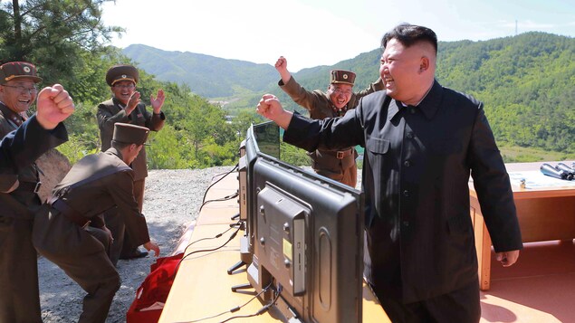 Images du régime nord-coréen montrant le leader Kim Jong-un jubilant après le tir réussi du missile. Images du régime nord-coréen montrant le leader Kim Jong-un jubilant après le tir réussi du missile.