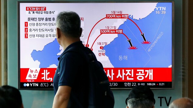 Un passant regarde une émission spéciale à la télévision sud-coréenne sur le tir de missile de la Corée du Nord.