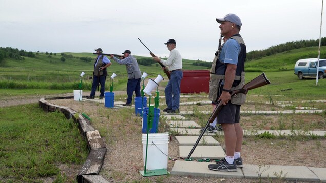Des hommes tirent des cibles sur un champ de tir.