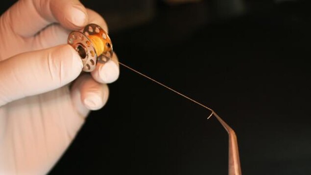 Les feuillets ont été découpés par les chercheurs pour former des fils, un peu comme ceux qui composent le textile d’un vêtement.
