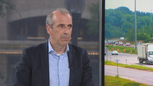 Un homme discute sur un plateau de télé.