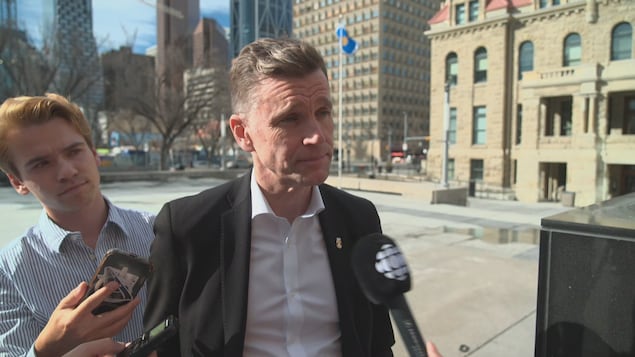 Un homme et son assistant au micro de Radio-Canada.