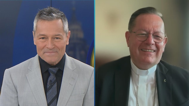 Deux hommes discutent en visioconférence. 
