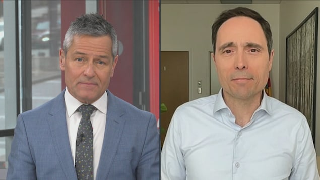 Deux hommes discutent en duplex.