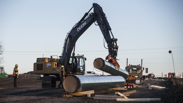 Des travailleurs sur le chantier du pipeline Trans Mountain.