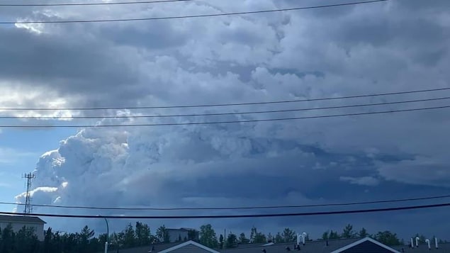 Un feu de forêt entraîne un énorme nuage enfumé dans le ciel de Yellowknife