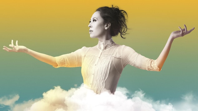 Une femme porte une chemise blanche et une jupe en nuage.