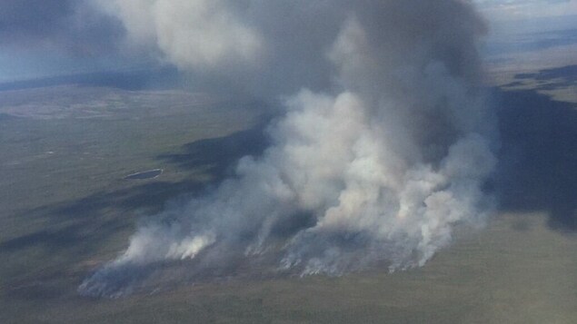 Un feu de forêt vu des airs, en 2021, aux Territoires du Nord-Ouest.