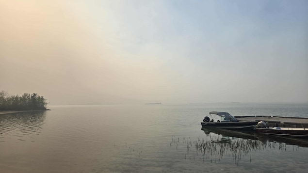 De la fumée sur un lac, le 27 août 2025. 