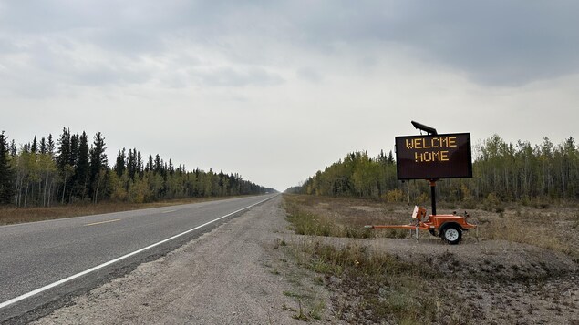 Isang ''welcome home'' sign na makikita sa gilid ng kalsada sa ruta papuntang Yellowknife.