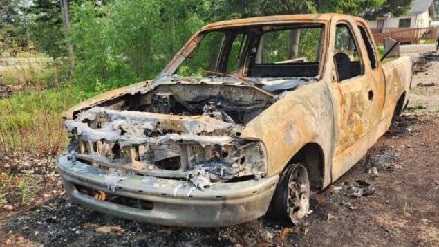 Un camion brûlé, le 6 juin 2023, près de Hay River.