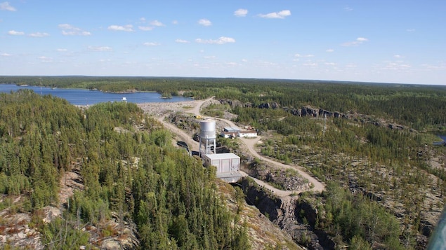 Vue aérienne en été d'une centrale hydroélectrique aux Territoires du Nord-Ouest.
