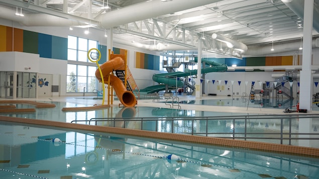 Une glissoire près du bassin pour enfant au centre aquatique, le 30 avril 2025. 